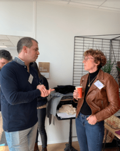 deux personnes discutent